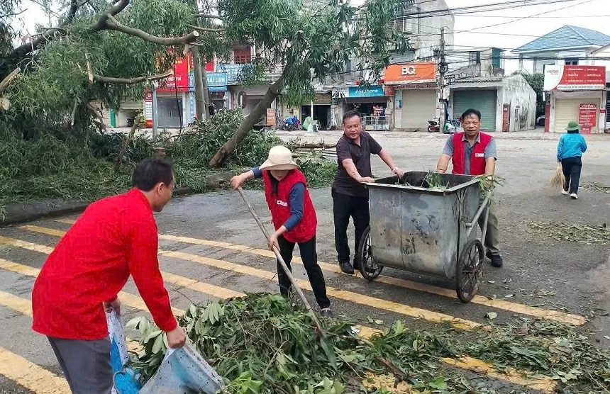 Gần 1,5 tỷ đồng cứu trợ khẩn cấp người dân 3 tỉnh miền Trung bị thiệt hại do bão số 5 Gần 1,5 tỷ đồng cứu trợ khẩn cấp người dân 3 tỉnh miền Trung bị thiệt hại do bão số 5