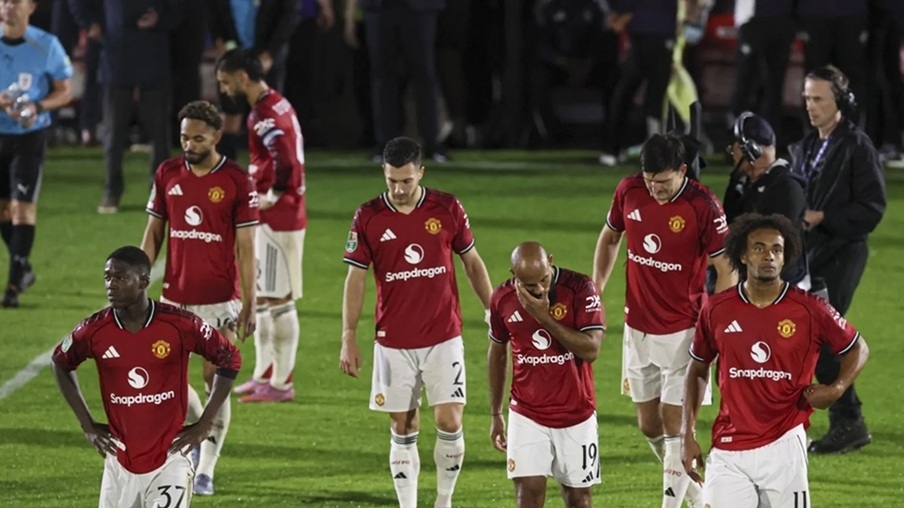 Để Grimsby loại ở Carabao Cup, Man Utd lập kỷ lục đáng buồn
