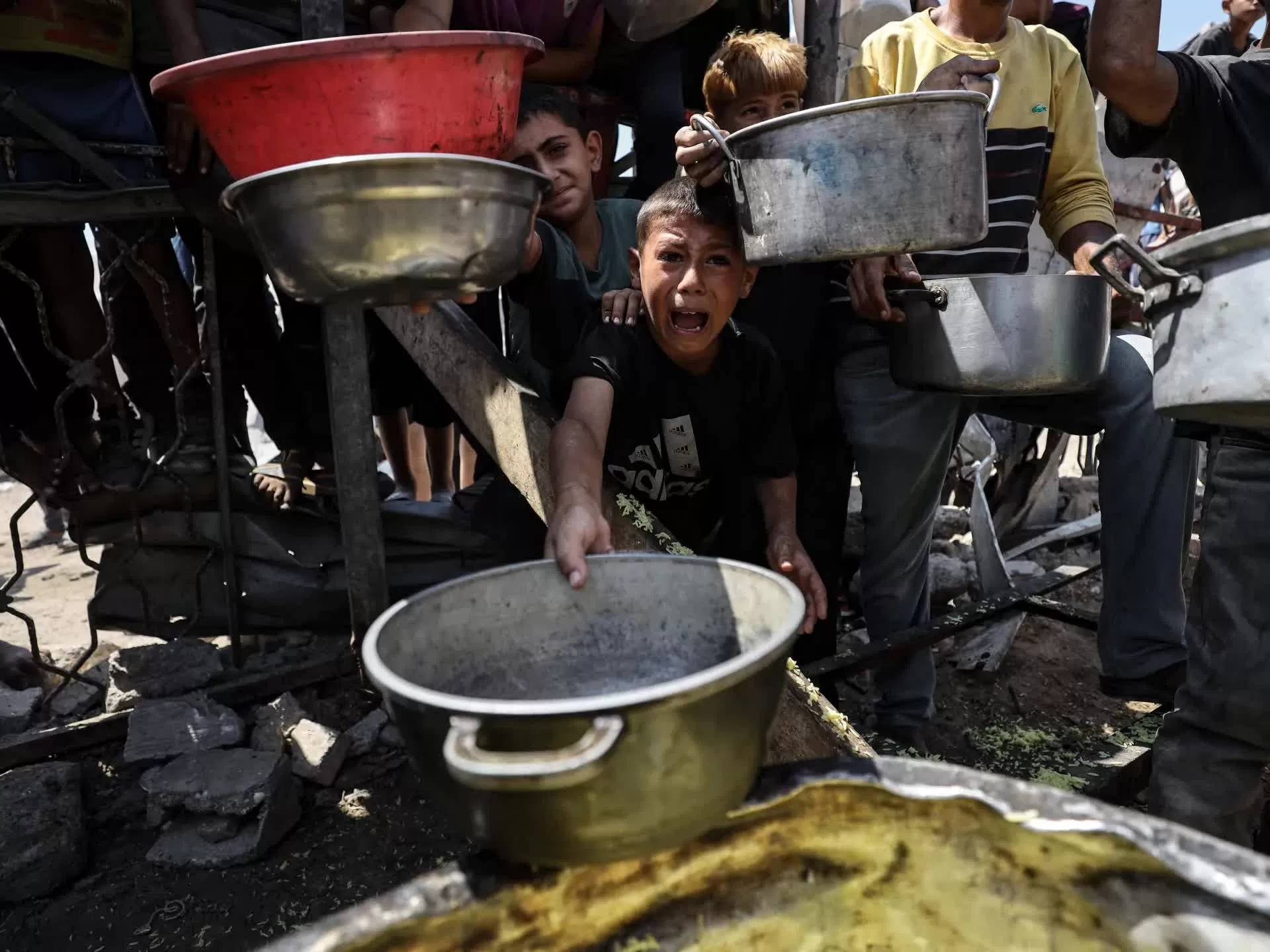 Xung đột Dải Gaza: HĐBA xác định thủ phạm của nạn đói là con người, ra tuyên bố kêu gọi ngừng bắn ngay lập tức và vô điều kiện, Israel vẫn cứng rắn Xung đột Dải Gaza: HĐBA xác định thủ phạm của nạn đói là con người, ra tuyên bố kêu gọi ngừng bắn ngay lập tức và vô điều kiện, Israel vẫn cứng rắn