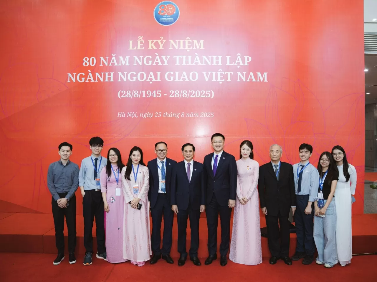 Cái gốc của nhà ngoại giao thế hệ mới
