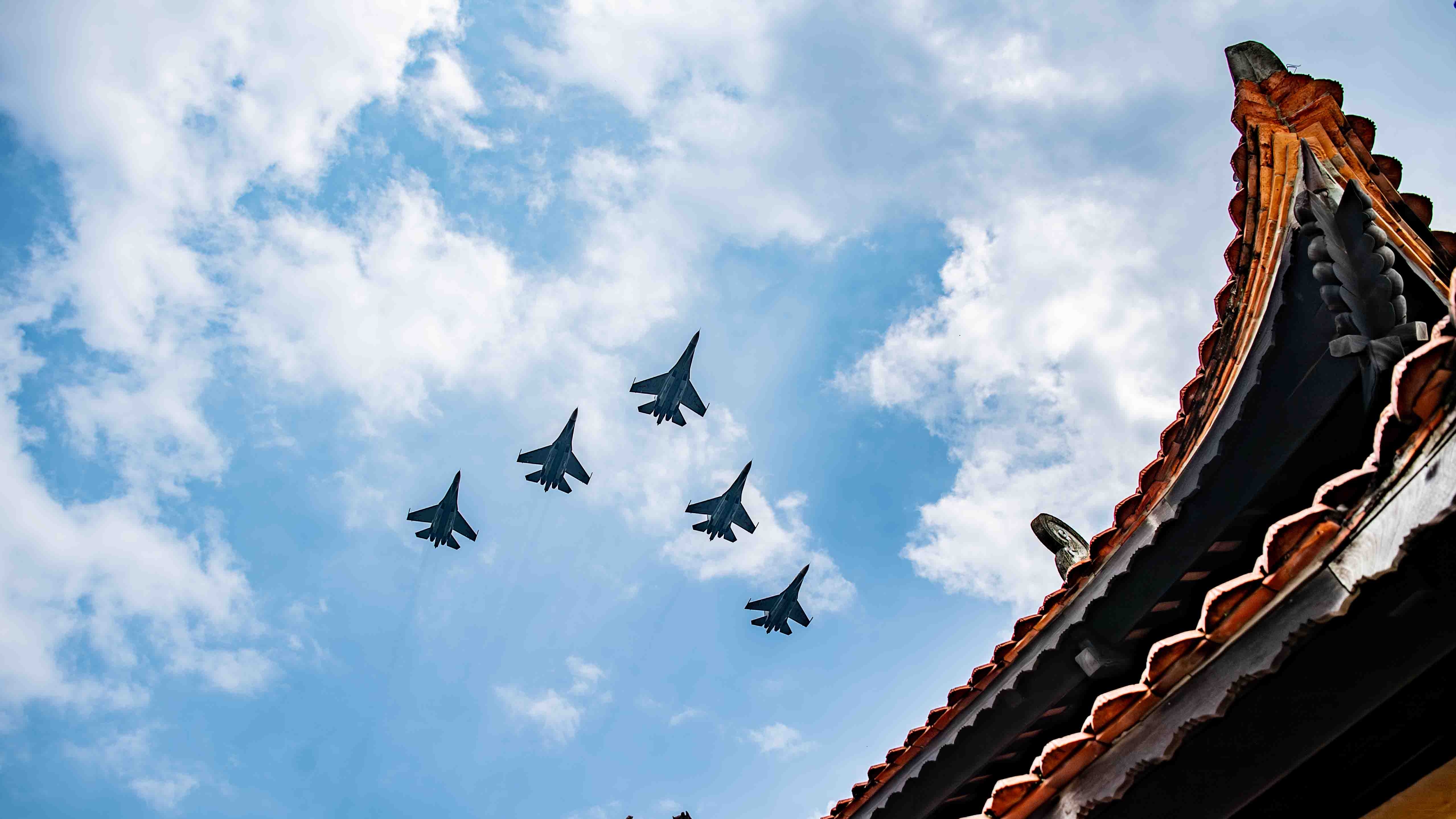 Tiêm kích, chiến đấu cơ nhào lộn giữa Ba Đình