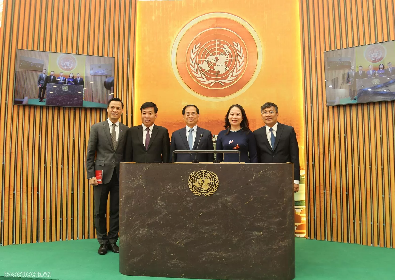 Lãnh đạo Đảng, Nhà nước và các nhà ngoại giao tham quan không gian trưng bày của Bộ Ngoại giao