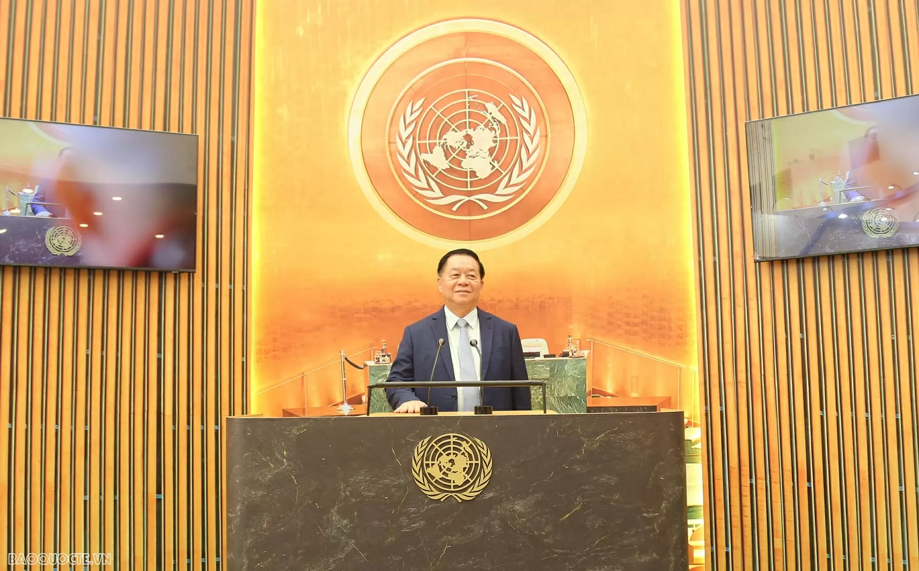 Lãnh đạo Đảng, Nhà nước và các nhà ngoại giao tham quan không gian trưng bày của Bộ Ngoại giao