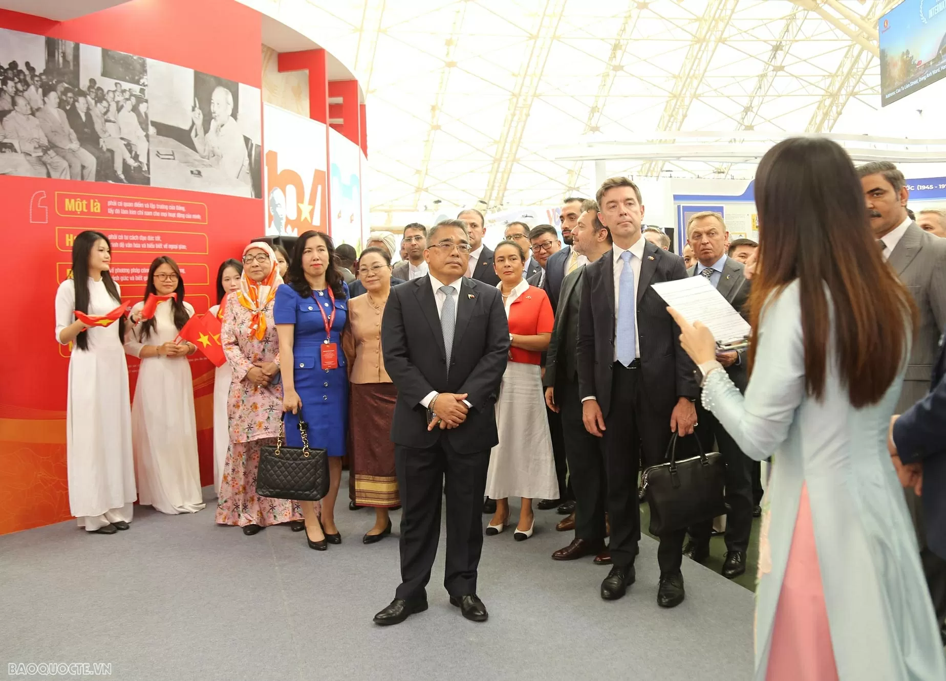 Lãnh đạo Đảng, Nhà nước và các nhà ngoại giao tham quan không gian trưng bày của Bộ Ngoại giao
