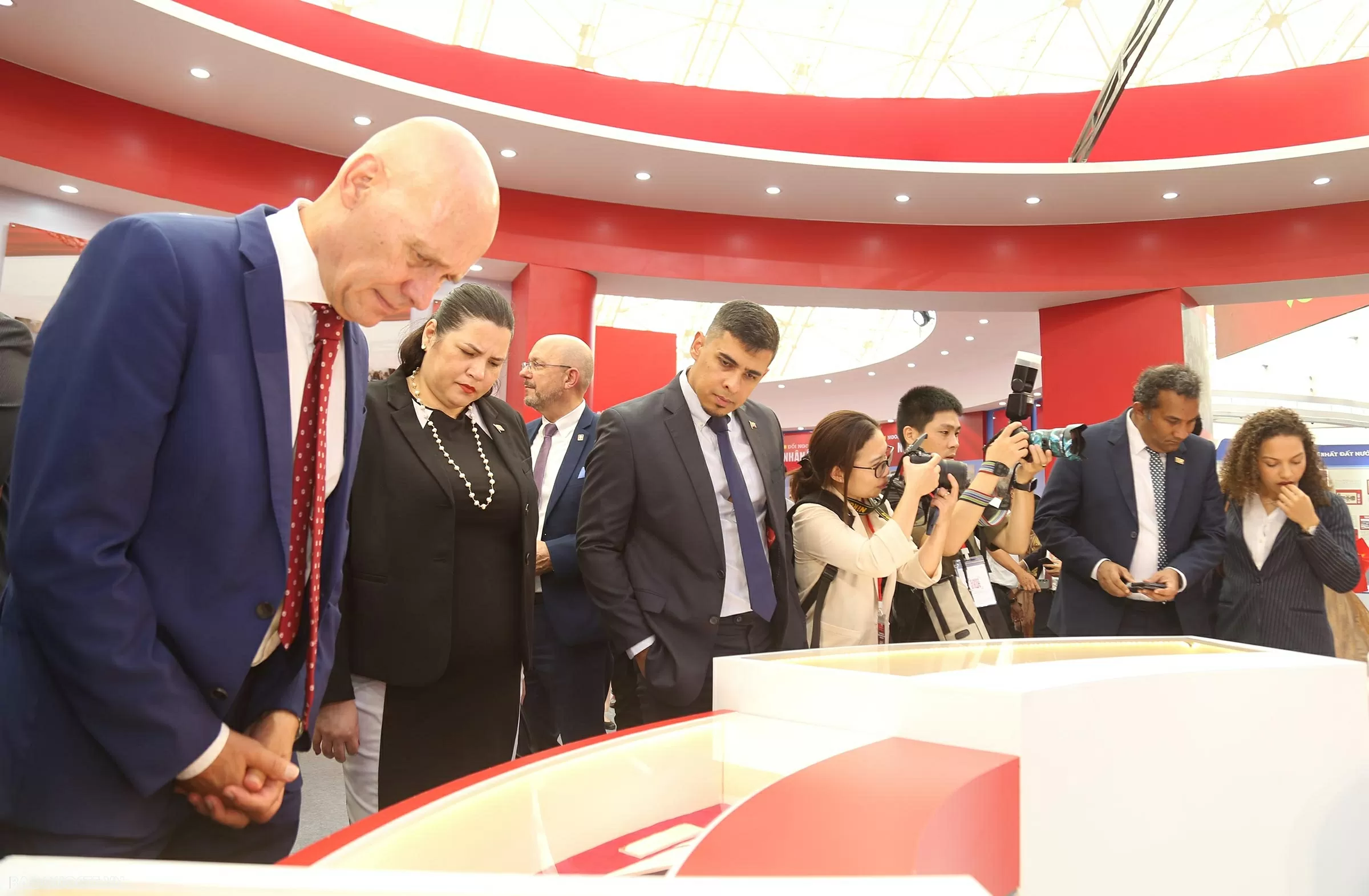 Lãnh đạo Đảng, Nhà nước và các nhà ngoại giao tham quan không gian trưng bày của Bộ Ngoại giao