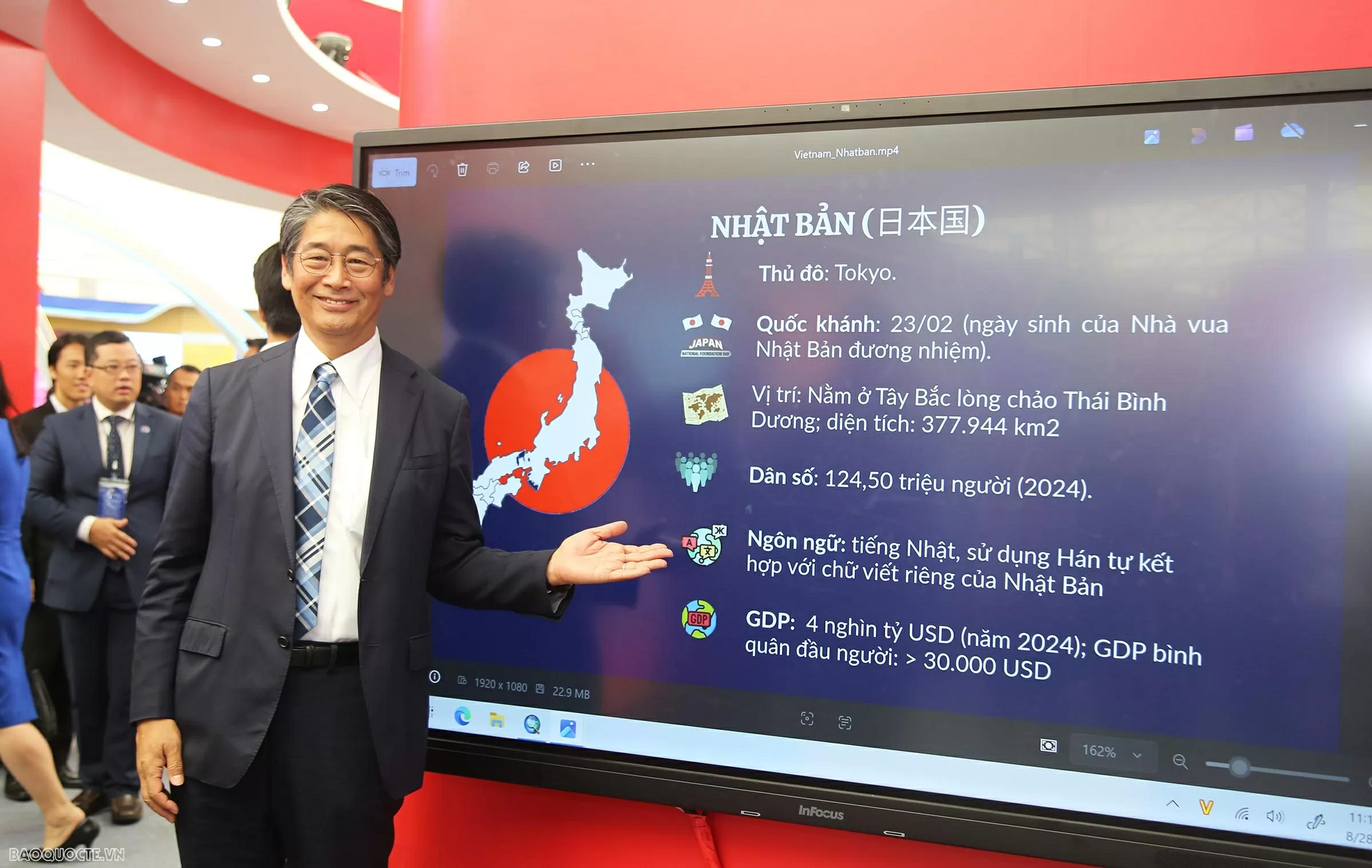 Lãnh đạo Đảng, Nhà nước và các nhà ngoại giao tham quan không gian trưng bày của Bộ Ngoại giao