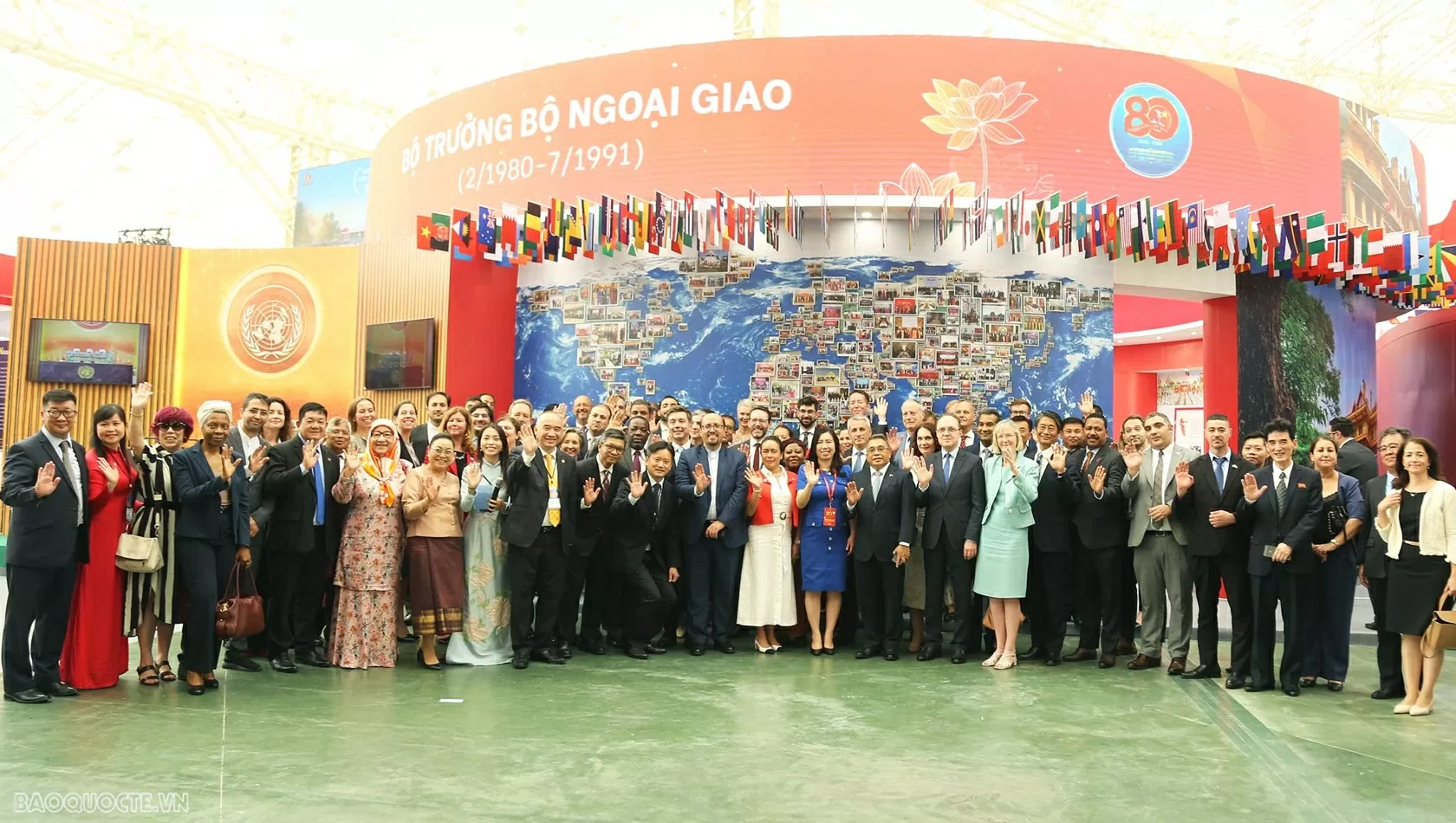 Lãnh đạo Đảng, Nhà nước và các nhà ngoại giao tham quan không gian trưng bày của Bộ Ngoại giao