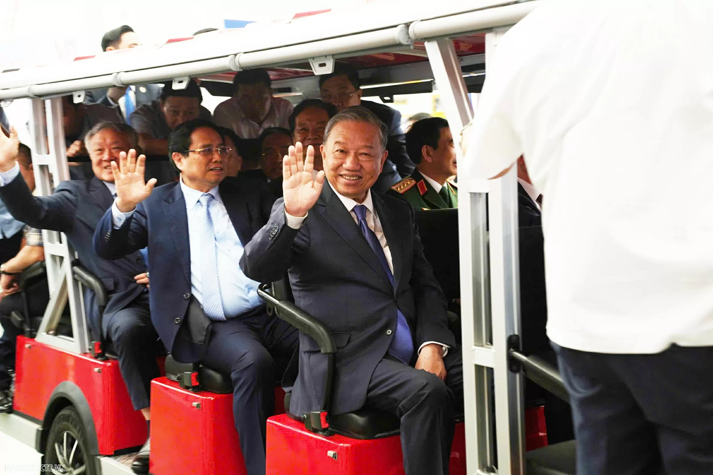 Lãnh đạo Đảng, Nhà nước và các nhà ngoại giao tham quan không gian trưng bày của Bộ Ngoại giao