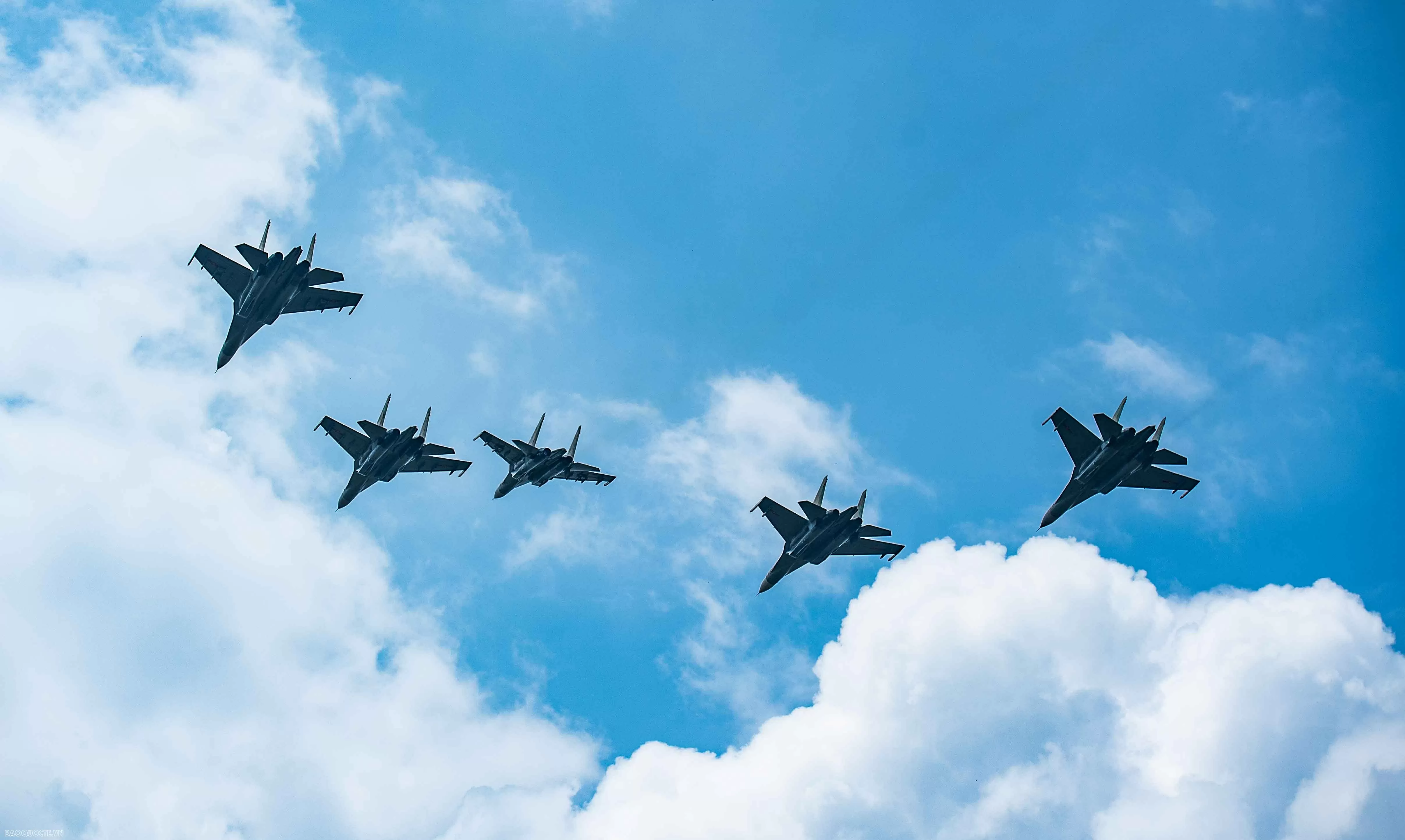 Tiêm kích, chiến đấu cơ nhào lộn giữa Ba Đình