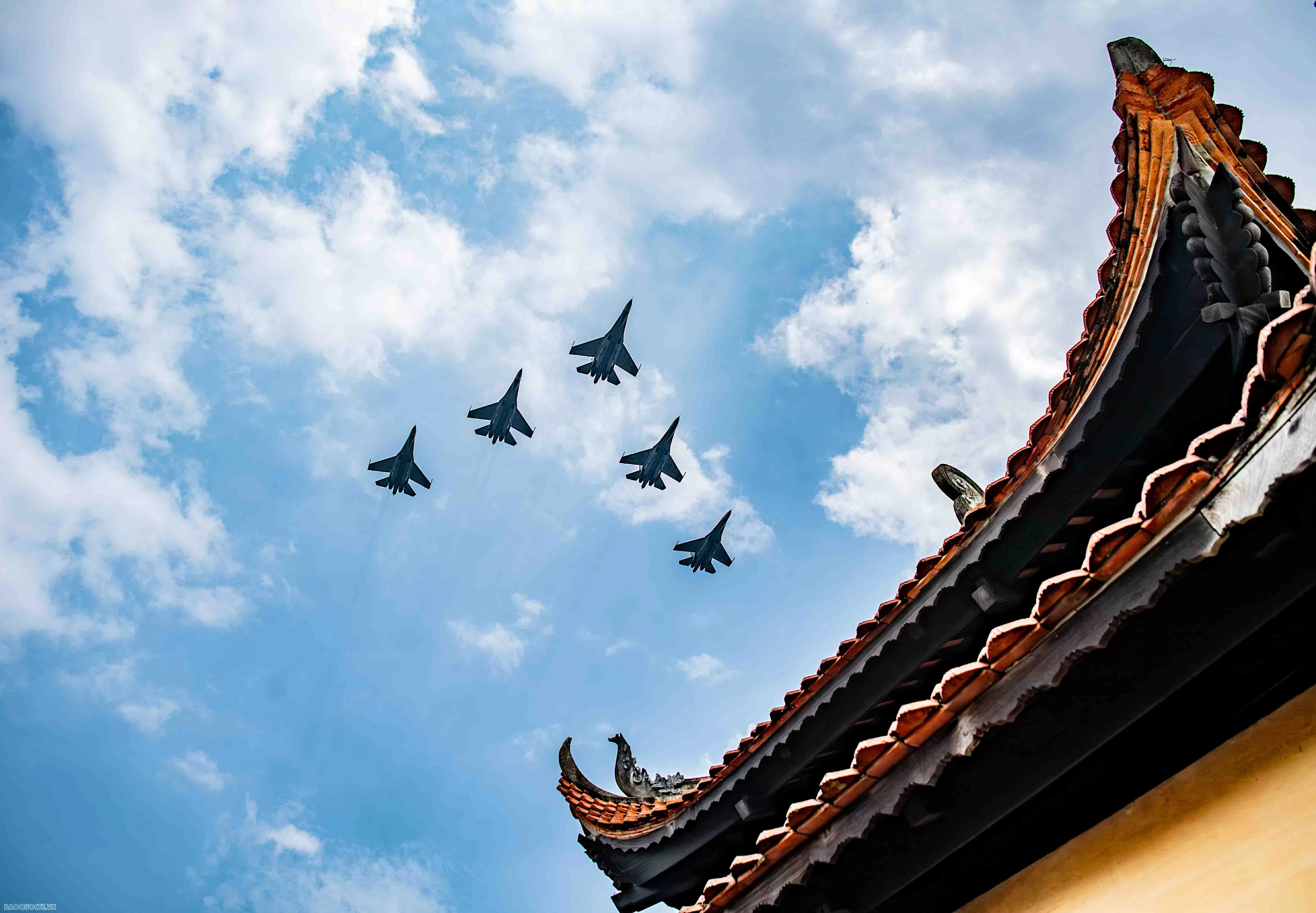 Tiêm kích, chiến đấu cơ nhào lộn giữa Ba Đình