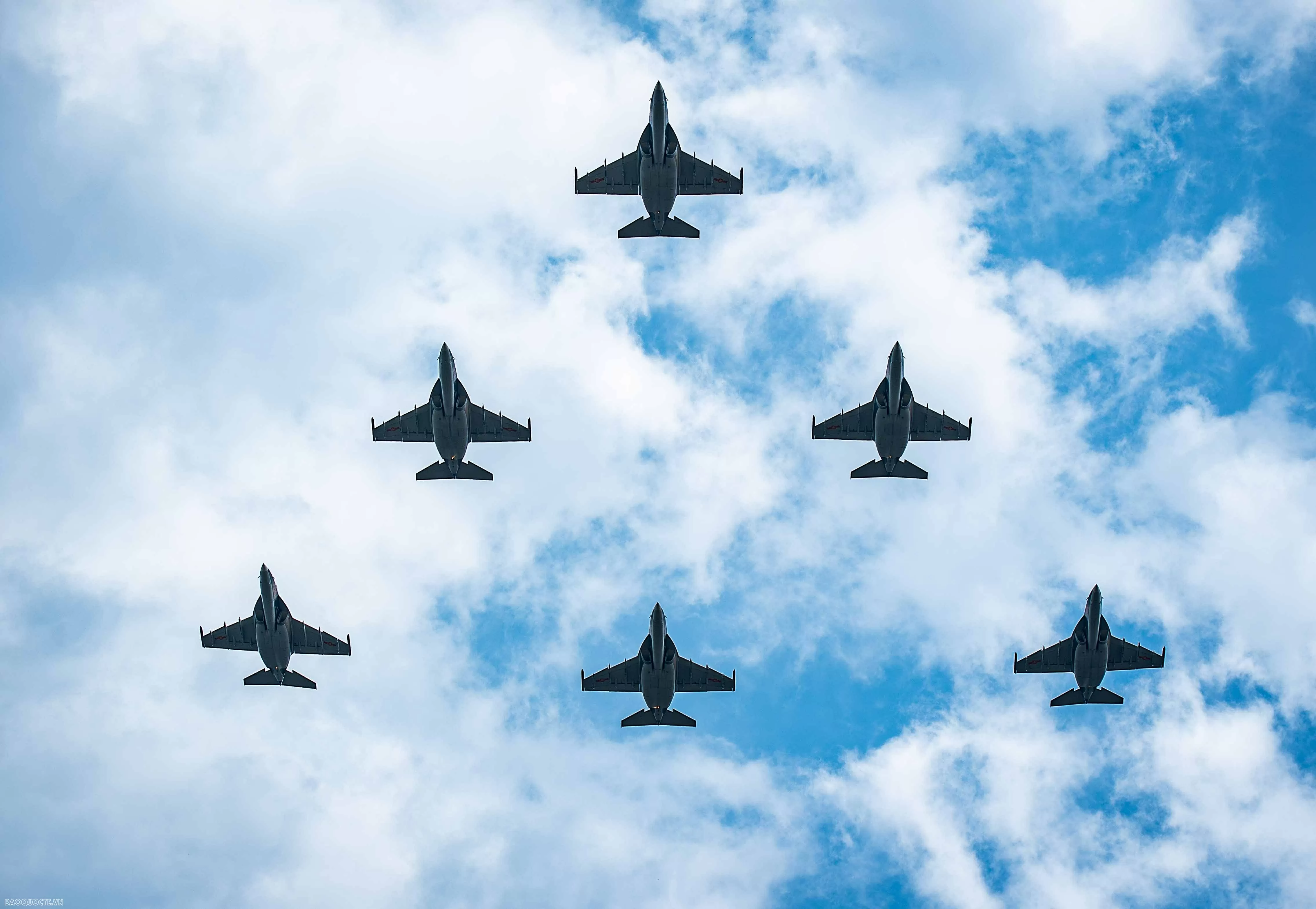 Biên đội 6 chiếc Yak-130 dẫn đầu đội hình 3 loại máy bay từ Kép (Bắc Ninh). Biên đội 6 chiếc Yak-130 dẫn đầu đội hình 3 loại máy bay từ Kép (Bắc Ninh).