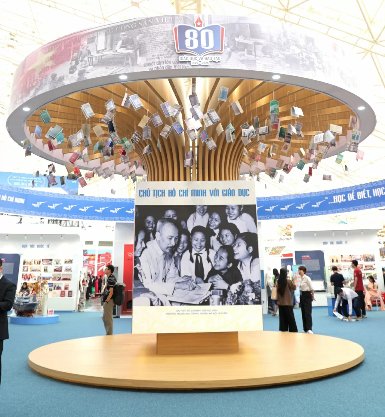 Nhà xuất bản Giáo dục Việt Nam tham gia Triển lãm Thành tựu đất nước Nhà xuất bản Giáo dục Việt Nam tham gia Triển lãm Thành tựu đất nước