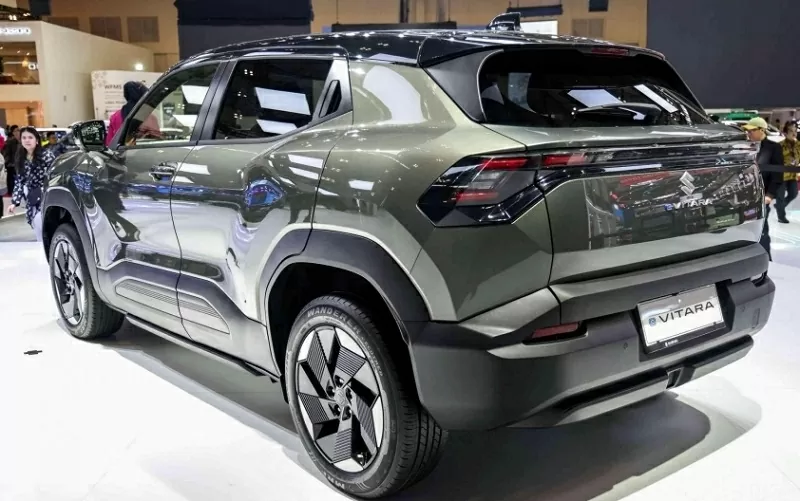 Suzuki e  Vitara có chiều dài cơ sở đạt 2.700mm, ngang một mẫu C-SUV đang mở bán tại Việt Nam như Mazda CX-5.