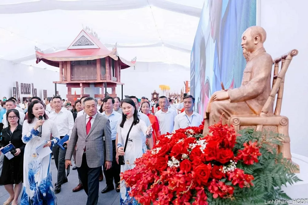 Chủ tịch UBND Thành phố Trần Sỹ Thanh tham quan Không gian truyền thống và sáng tạo Hà Nội 2025