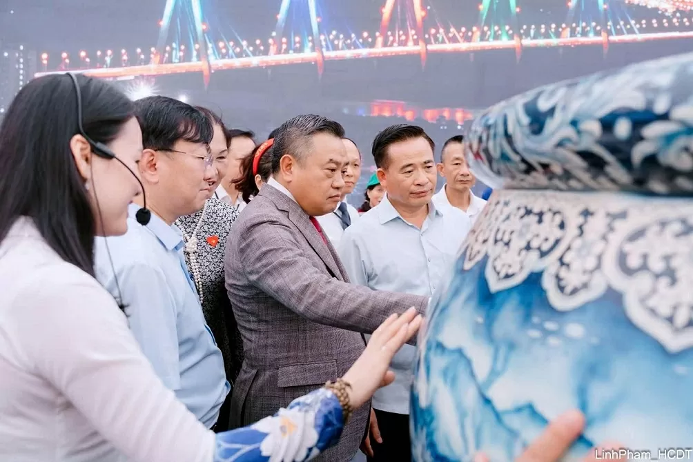 Chủ tịch UBND Thành phố Trần Sỹ Thanh tham quan Không gian truyền thống và sáng tạo Hà Nội 2025