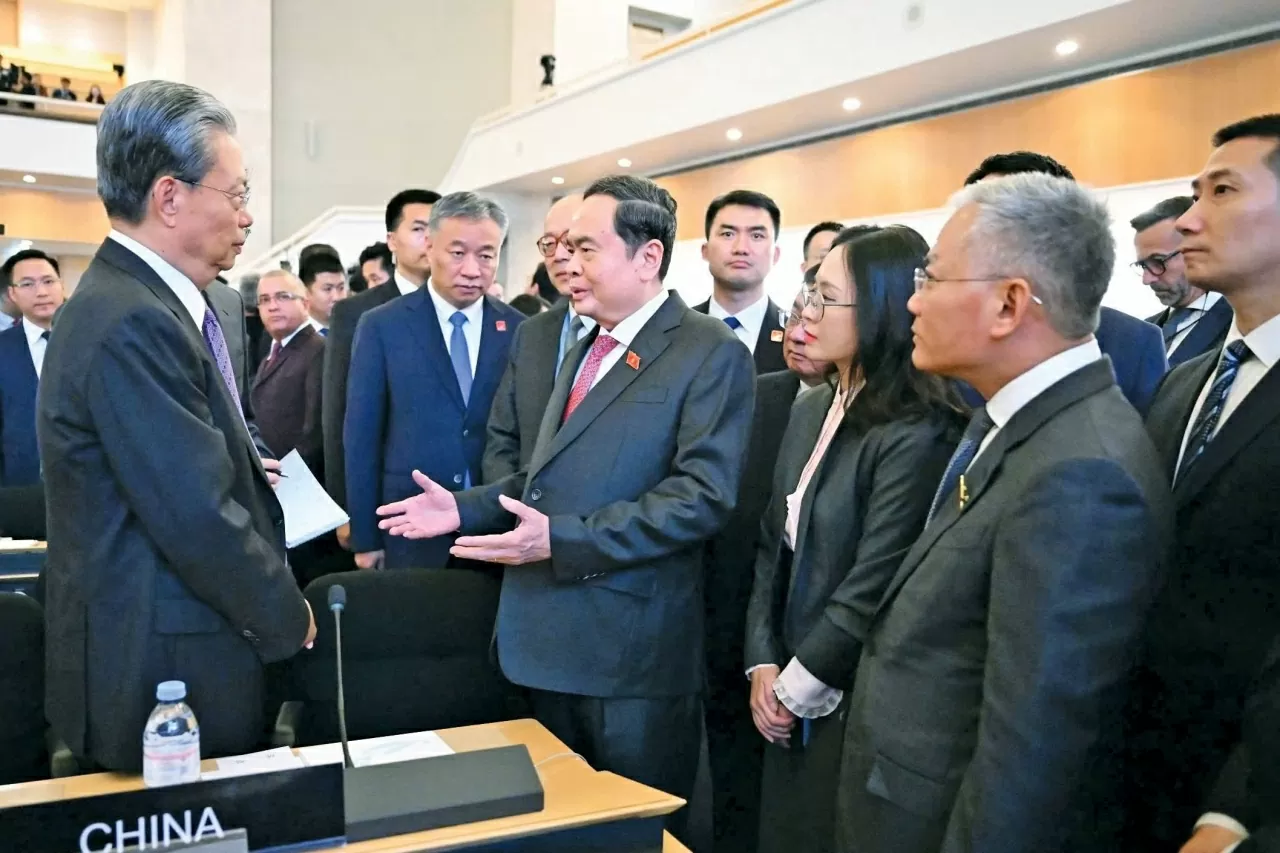 Chủ tịch Quốc hội Trần Thanh Mẫn gặp Ủy viên trưởng Ủy ban Thường vụ Nhân đại toàn quốc Trung Quốc Triệu Lạc Tế bên lề Hội nghị các Chủ tịch Quốc hội thế giới lần thứ 6 tại Geneva Chủ tịch Quốc hội Trần Thanh Mẫn gặp Ủy viên trưởng Ủy ban Thường vụ Nhân đại toàn quốc Trung Quốc Triệu Lạc Tế bên lề Hội nghị các Chủ tịch Quốc hội thế giới lần thứ 6 tại Geneva