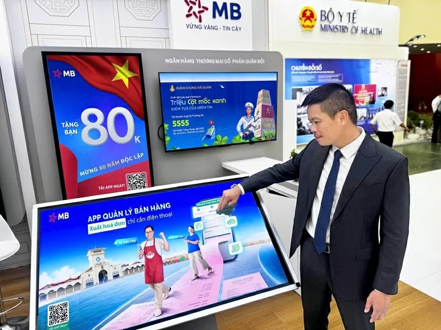 MB giới thiệu các giải pháp tài chính số trong khuôn khổ Triển lãm. MB giới thiệu các giải pháp tài chính số trong khuôn khổ Triển lãm.