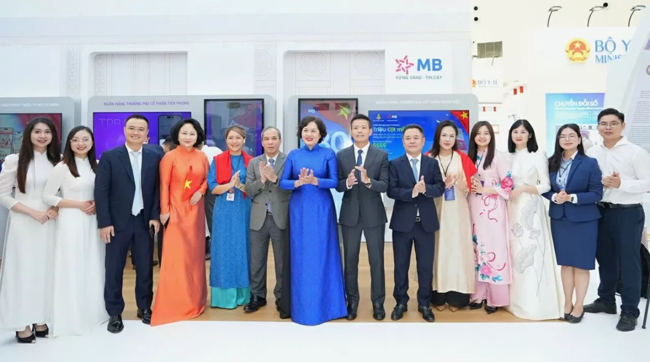 Thống đốc NHNN Nguyễn Thị Hồng chụp ảnh lưu niệm cùng lãnh đạo và cán bộ MB tại Triển lãm thành tựu đất nước A80. Thống đốc NHNN Nguyễn Thị Hồng chụp ảnh lưu niệm cùng lãnh đạo và cán bộ MB tại Triển lãm thành tựu đất nước A80.