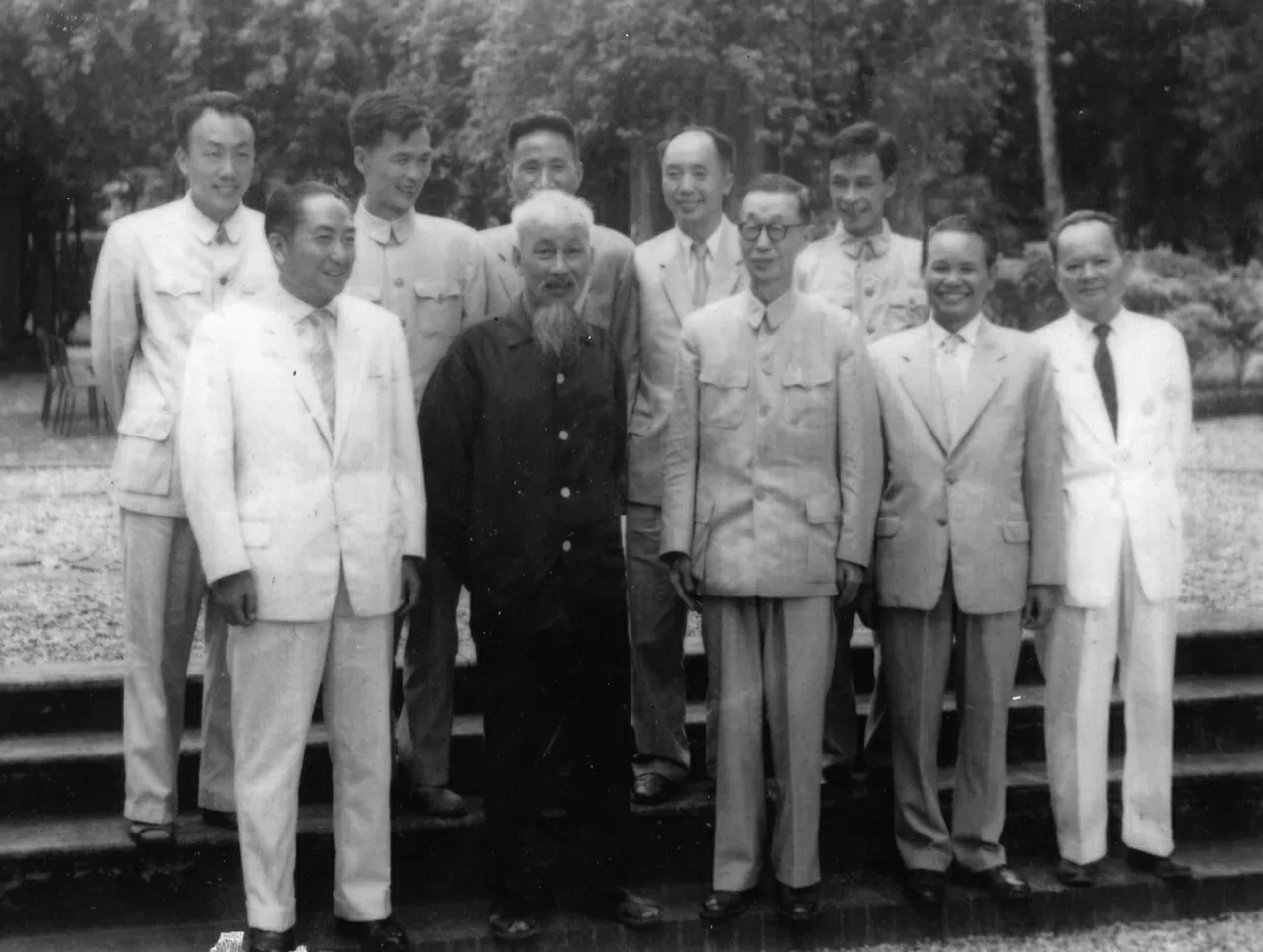 Chủ tịch Hồ Chí Minh tiếp đoàn đại biểu Hội Trung - Việt hữu hảo do đồng chí Dương Tư Phong, Ủy viên Ban Chấp hành Trung ương Đảng Cộng sản Trung Quốc, Chủ tịch Hội Trung - Việt hữu hảo dẫn đầu sang thăm hữu nghị Việt Nam (1966).