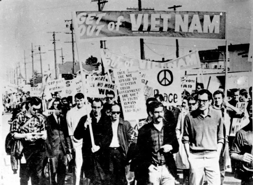 Trên 50.000 nhân dân Mỹ tổ chức đi bộ về Thủ đô Washington và mít tinh biểu tình, phản đối chiến tranh xâm lược Việt Nam do Chính phủ Mỹ tiến hành (27/11/1965). Trên 50.000 nhân dân Mỹ tổ chức đi bộ về Thủ đô Washington và mít tinh biểu tình, phản đối chiến tranh xâm lược Việt Nam do Chính phủ Mỹ tiến hành (27/11/1965).