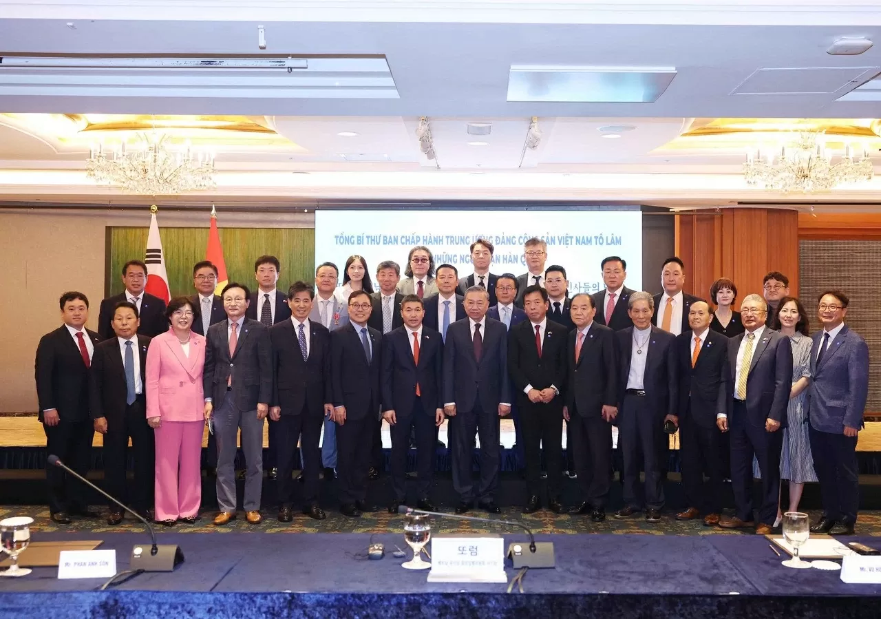 Tổng Bí thư Ban Chấp hành Trung ương Đảng Cộng sản Việt Nam Tô Lâm gặp những người bạn Hàn Quốc là đại diện của giới nhân sỹ, trí thức, hội đoàn, tổ chức nhân dân, doanh nghiệp và tổ chức phi chính phủ Hàn Quốc đang hoạt động tại Việt Nam nhân chuyến thăm cấp Nhà nước đến Hàn Quốc (8/2025).