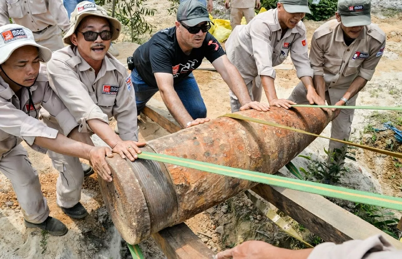 Kỹ thuật viên của Tổ chức Phi chính phủ MAG di chuyển một trong hai quả đạn pháo đường kính 16 inch (khoảng 0,4m) phát hiện tại một vườn tràm tại huyện Gio Linh, tỉnh Quảng Trị đến bãi hủy nổ tập trung. (4/2016)
