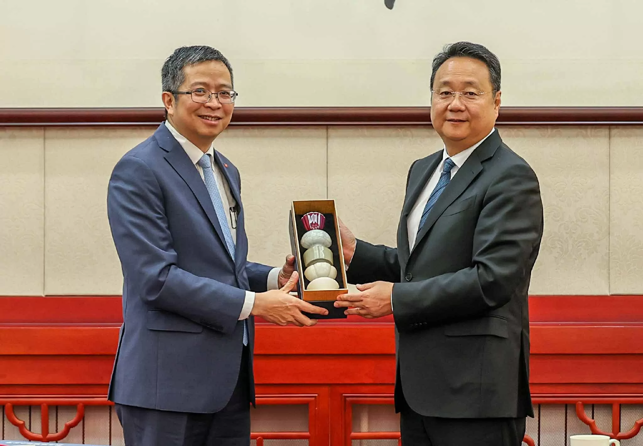 Đại sứ Phạm Thanh Bình hội kiến Phó Trưởng ban Tuyên truyền Trung ương Đảng Cộng sản Trung Quốc Đại sứ Phạm Thanh Bình hội kiến Phó Trưởng ban Tuyên truyền Trung ương Đảng Cộng sản Trung Quốc