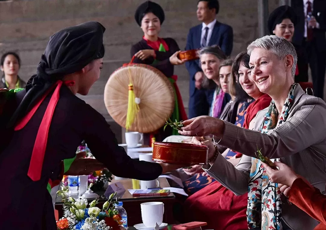 Liền chị mời trầu các nữ đại sứ và trưởng cơ quan đại diện nước ngoài tại Việt Nam thưởng thức chương trình dân ca quan họ Bắc Ninh. (Ảnh: Nguyễn Hồng) Liền chị mời trầu các nữ đại sứ và trưởng cơ quan đại diện nước ngoài tại Việt Nam thưởng thức chương trình dân ca quan họ Bắc Ninh. (Ảnh: Nguyễn Hồng)