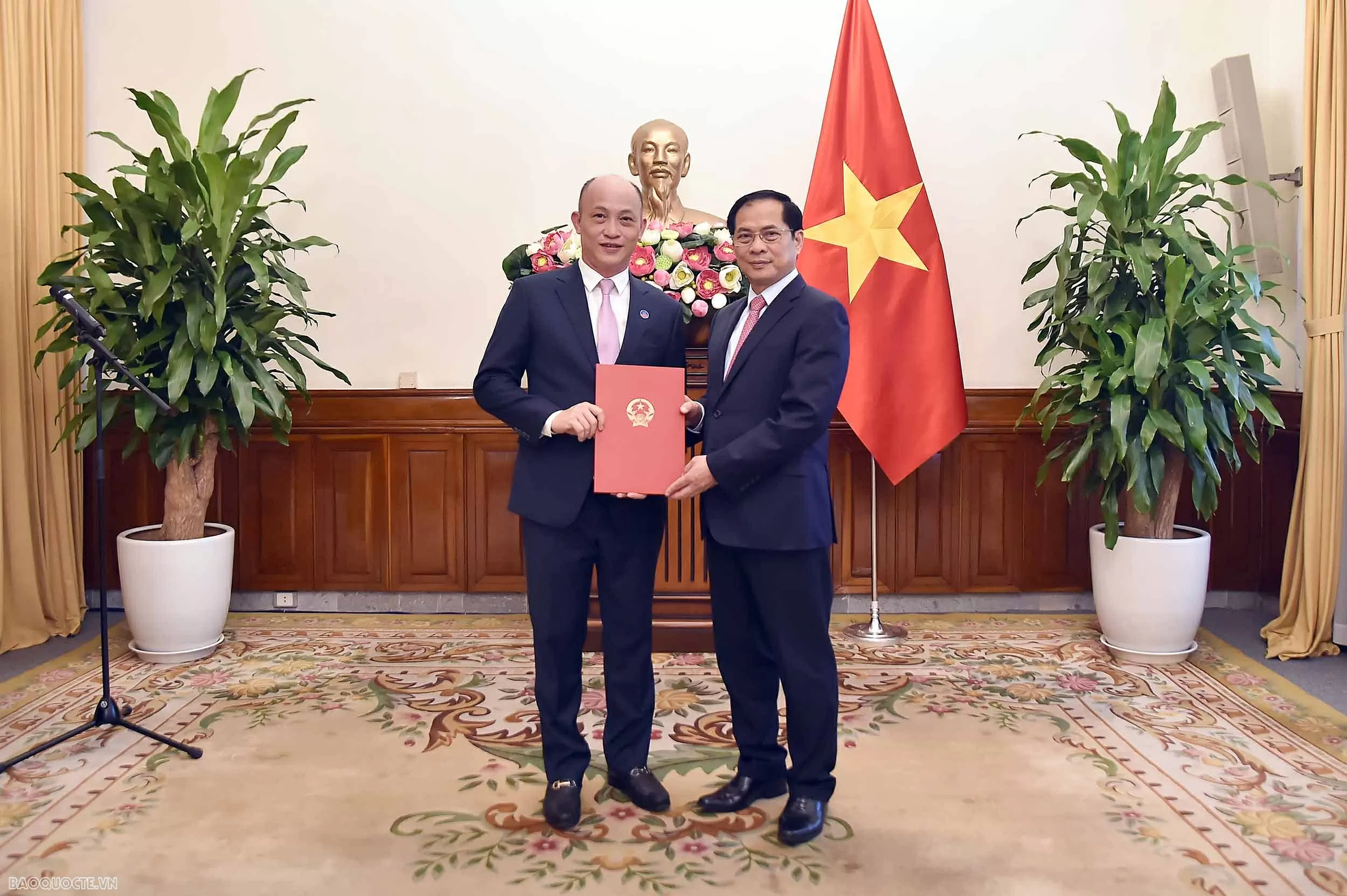 Phó Thủ tướng, Bộ trưởng Bùi Thanh Sơn trao quyết định bổ nhiệm Chánh Văn phòng Đảng ủy - Đoàn thể Bộ Ngoại giao