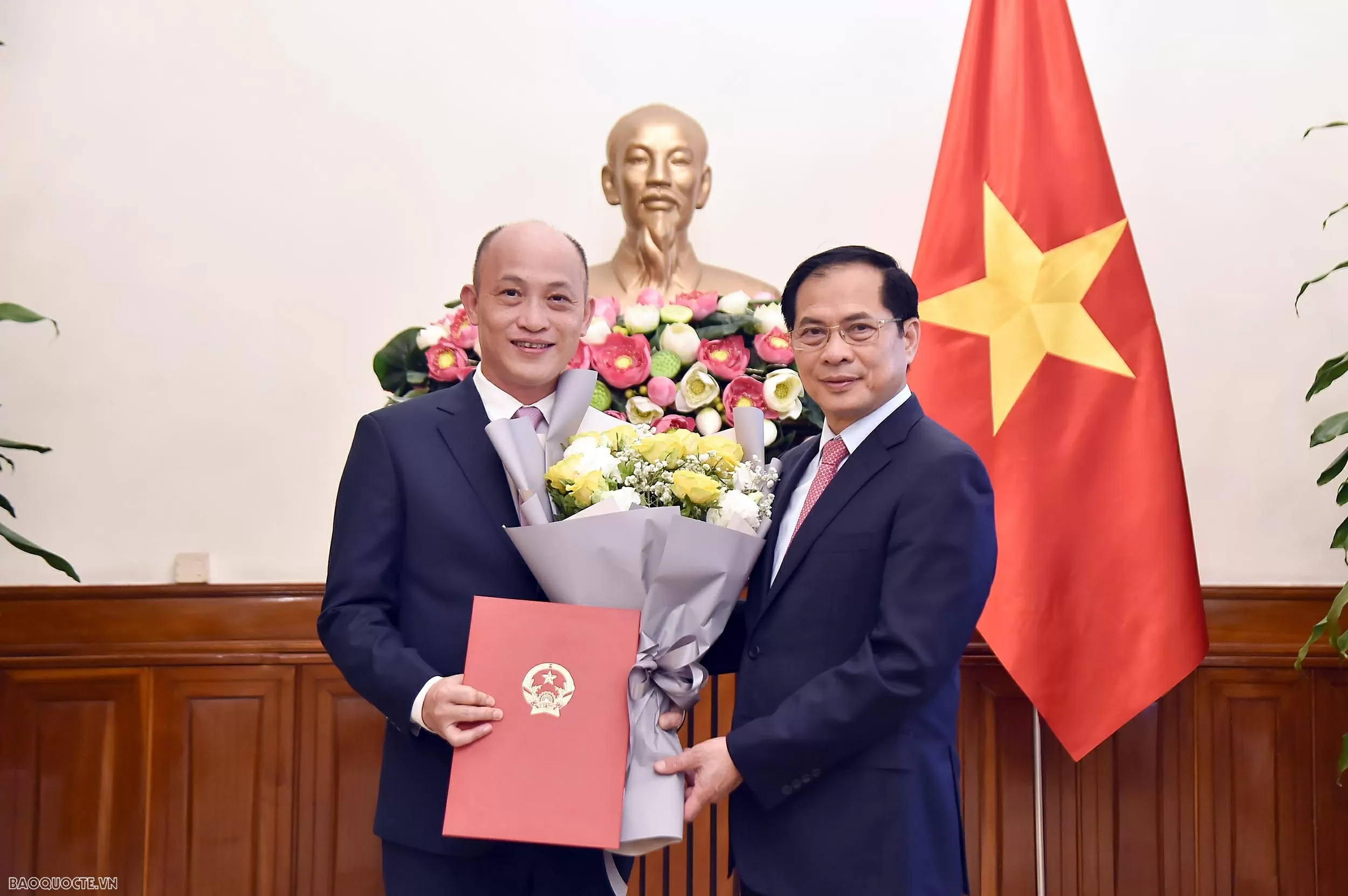 Phó Thủ tướng, Bộ trưởng Bùi Thanh Sơn trao quyết định bổ nhiệm Chánh Văn phòng Đảng ủy - Đoàn thể Bộ Ngoại giao