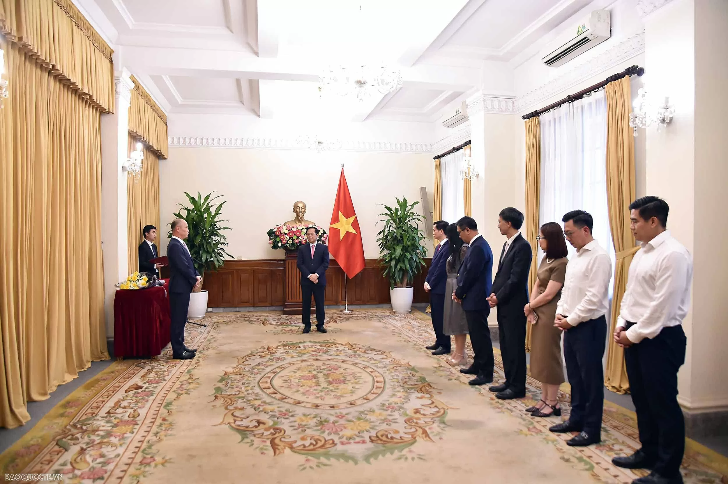 hó Thủ tướng, Bộ trưởng Ngoại giao Bùi Thanh Sơn trao quyết định bổ nhiệm Chánh Văn phòng Đảng ủy - Đoàn thể Bộ Ngoại giao Phó Thủ tướng, Bộ trưởng Bùi Thanh Sơn trao quyết định bổ nhiệm Chánh Văn phòng Đảng ủy - Đoàn thể Bộ Ngoại giao