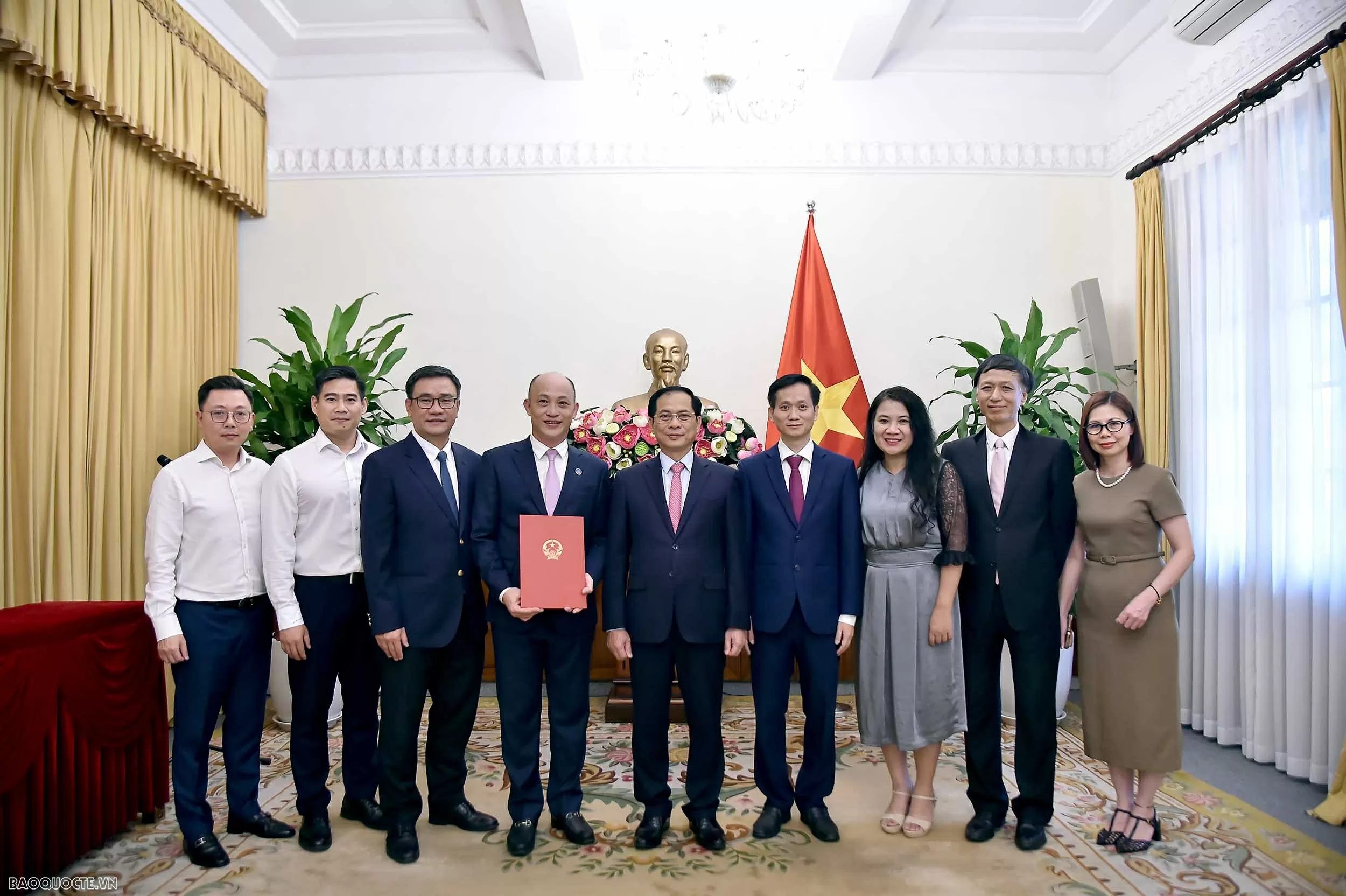 Phó Thủ tướng, Bộ trưởng Bùi Thanh Sơn trao quyết định bổ nhiệm Chánh Văn phòng Đảng ủy - Đoàn thể Bộ Ngoại giao