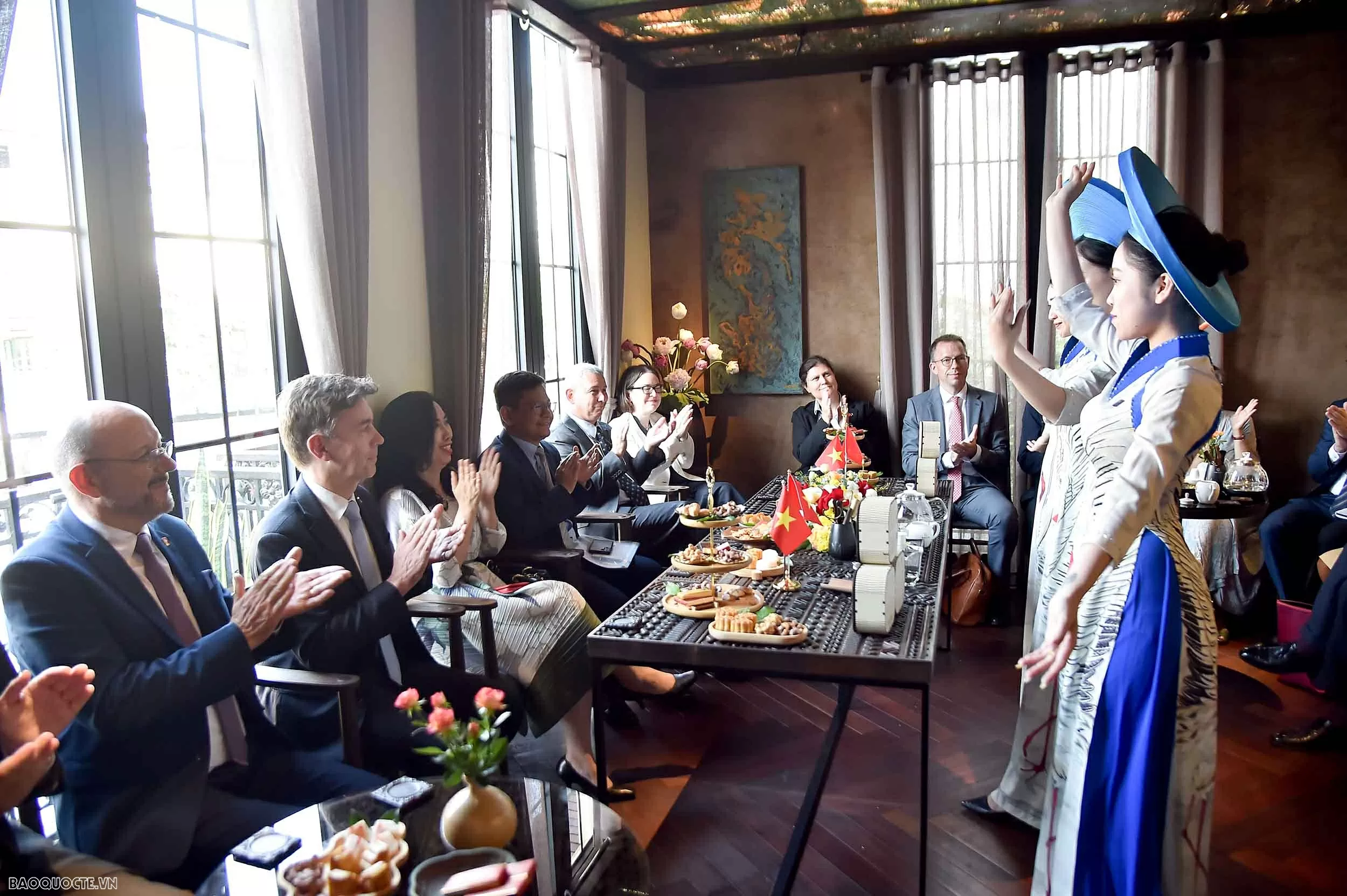 Đại sứ, Đại biện các nước thích thú thưởng trà, ăn bánh Trung thu, kẹo lạc