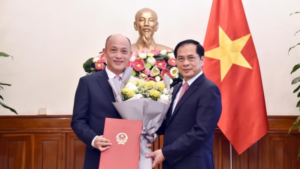 Phó Thủ tướng, Bộ trưởng Bùi Thanh Sơn trao quyết định bổ nhiệm Chánh Văn phòng Đảng ủy - Đoàn thể Bộ Ngoại giao