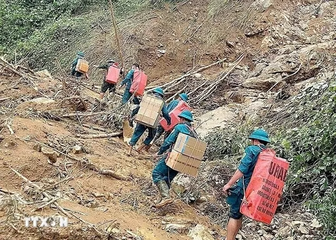 Mở đường tiếp tế lương thực, thức ăn cho bà con bản cô lập do sạt lở