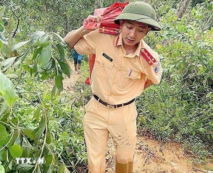 Mở đường tiếp tế lương thực, thức ăn cho bà con bản cô lập do sạt lở