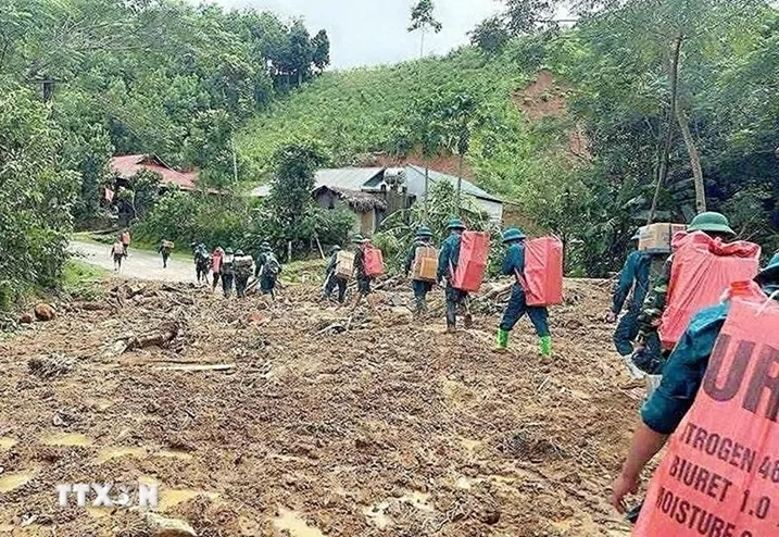 Mở đường tiếp tế lương thực, thức ăn cho bà con bản cô lập do sạt lở