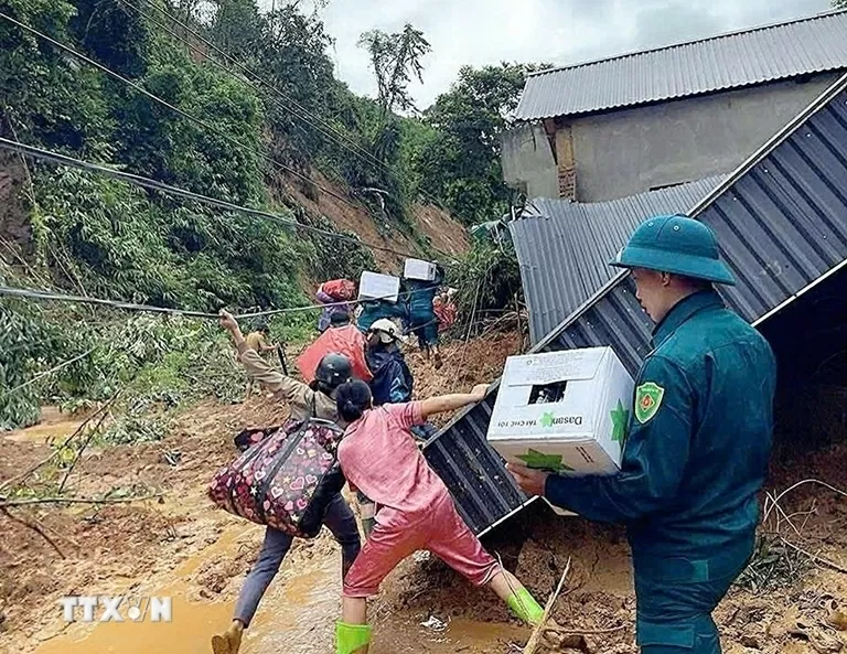 Mở đường tiếp tế lương thực, thức ăn cho bà con bản cô lập do sạt lở