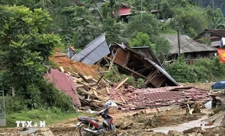 Mở đường tiếp tế lương thực, thức ăn cho bà con bản cô lập do sạt lở