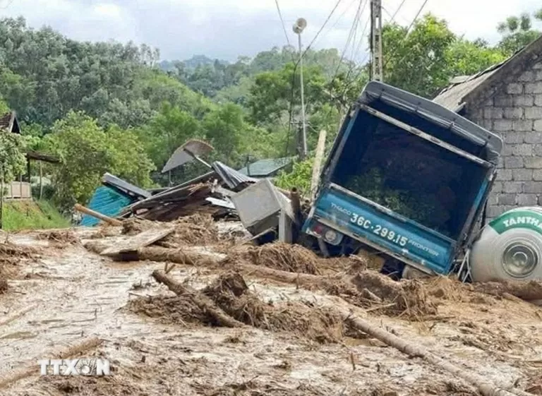 Mở đường tiếp tế lương thực, thức ăn cho bà con bản cô lập do sạt lở