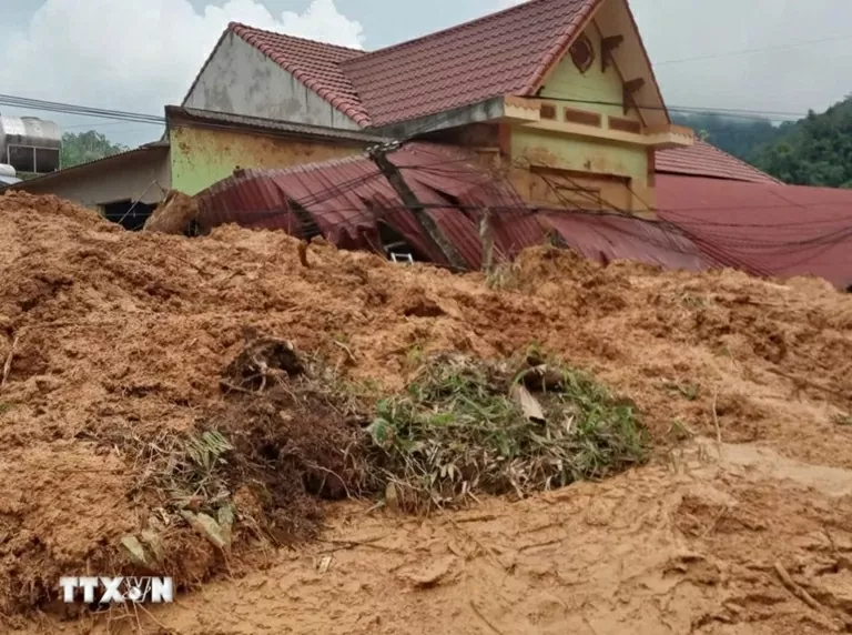 Mở đường tiếp tế lương thực, thức ăn cho bà con bản cô lập do sạt lở