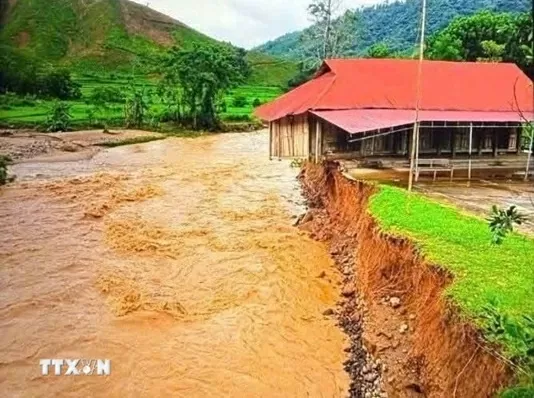 Mở đường tiếp tế lương thực, thức ăn cho bà con bản cô lập do sạt lở