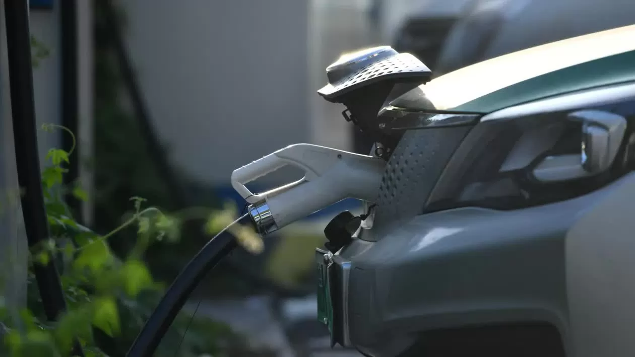 Xe điện được sạc tại một trạm sạc trên đường phố ở Phụ Dương, Trung Quốc. (Nguồn: Getty Images) Xe điện được sạc tại một trạm sạc trên đường phố ở Phụ Dương, Trung Quốc. (Nguồn: Getty Images)