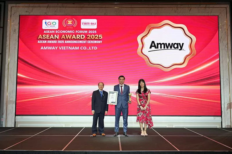 Ông Nguyễn Phương Sơn - Giám đốc Đối ngoại Amway Việt Nam nhận giải thưởng từ Ban tổ chức.