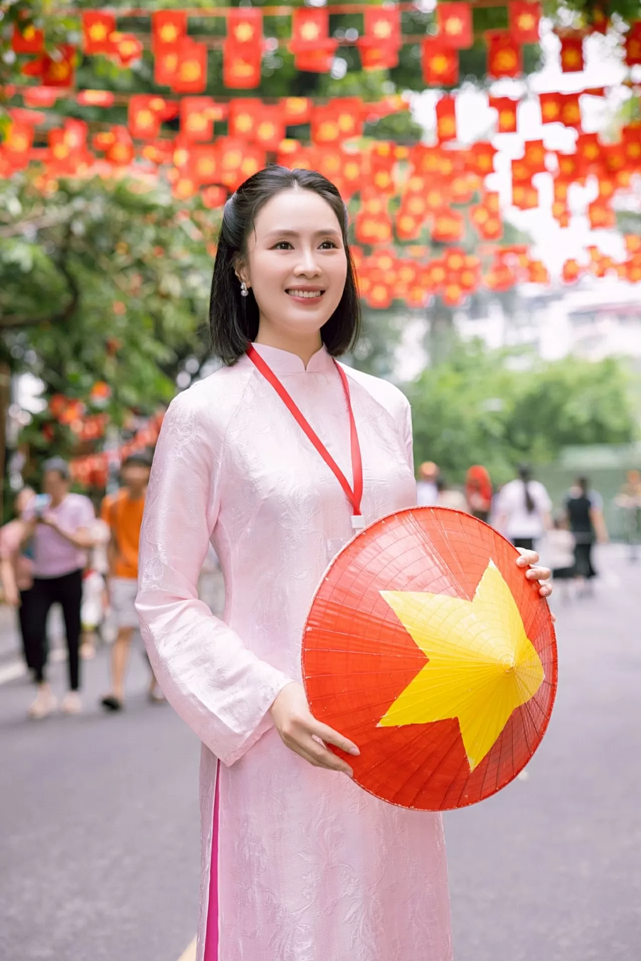 Hồng Diễm thướt tha áo hồng trước thềm 2/9