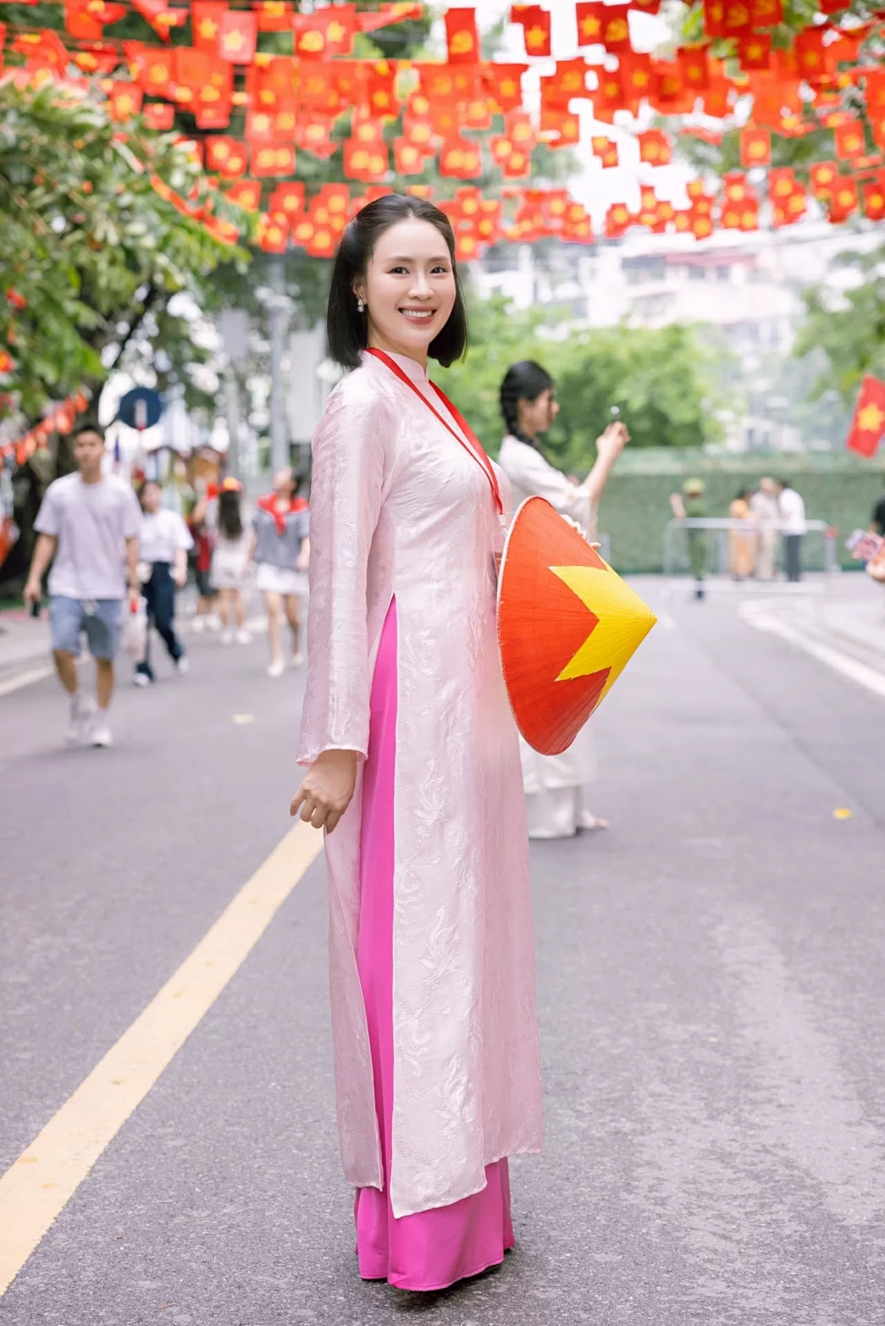 Hồng Diễm thướt tha áo hồng trước thềm 2/9