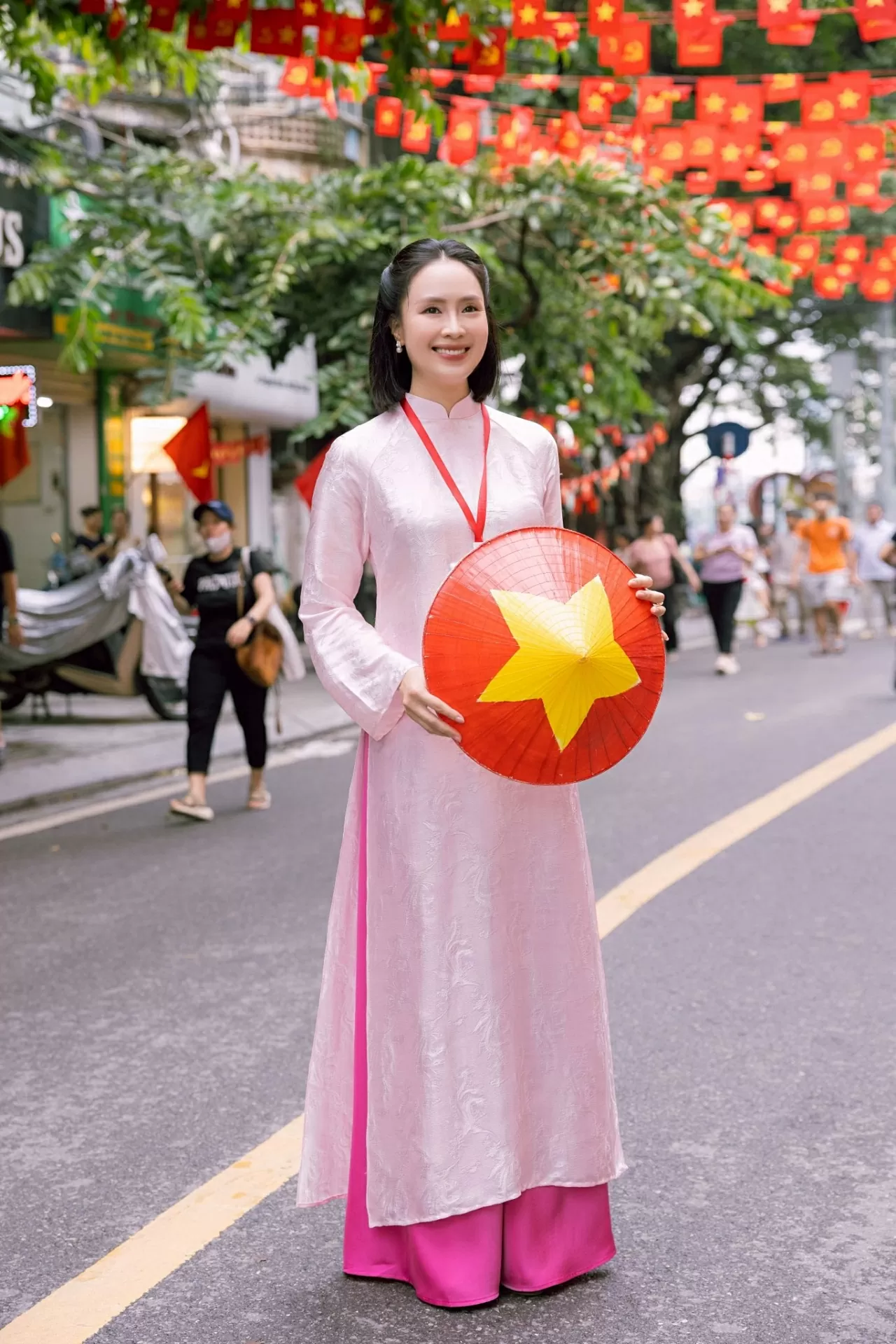 Hồng Diễm thướt tha áo hồng trước thềm 2/9 Hồng Diễm thướt tha áo hồng trước thềm 2/9