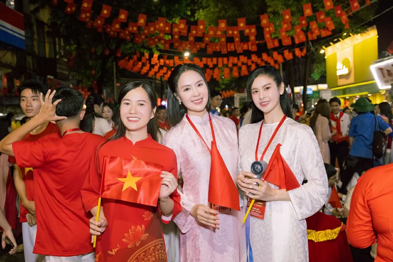 Hồng Diễm thướt tha áo hồng trước thềm 2/9