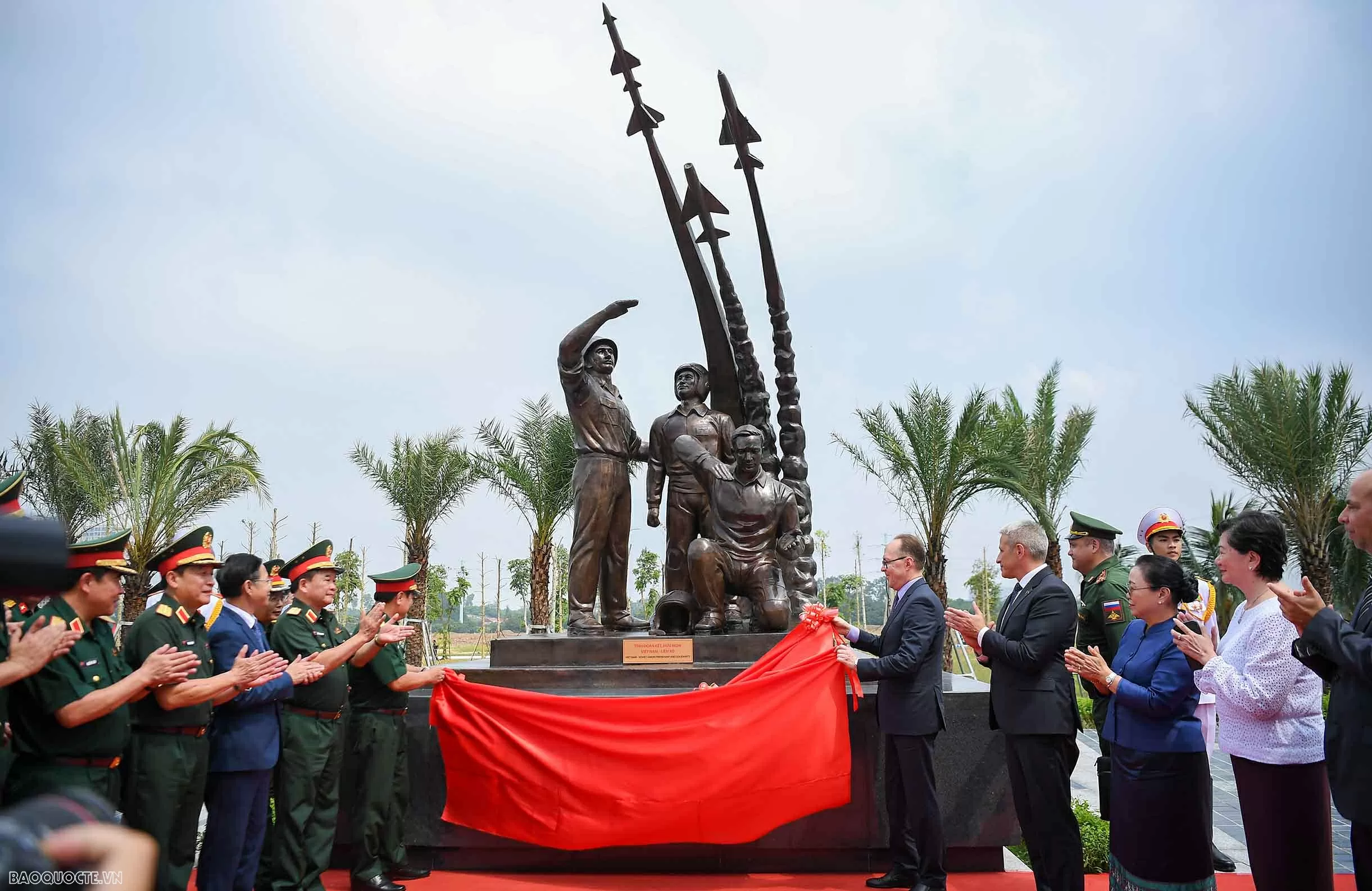 Việt Nam gắn biển tượng tri ân các chuyên gia quân sự Liên Xô, Cuba