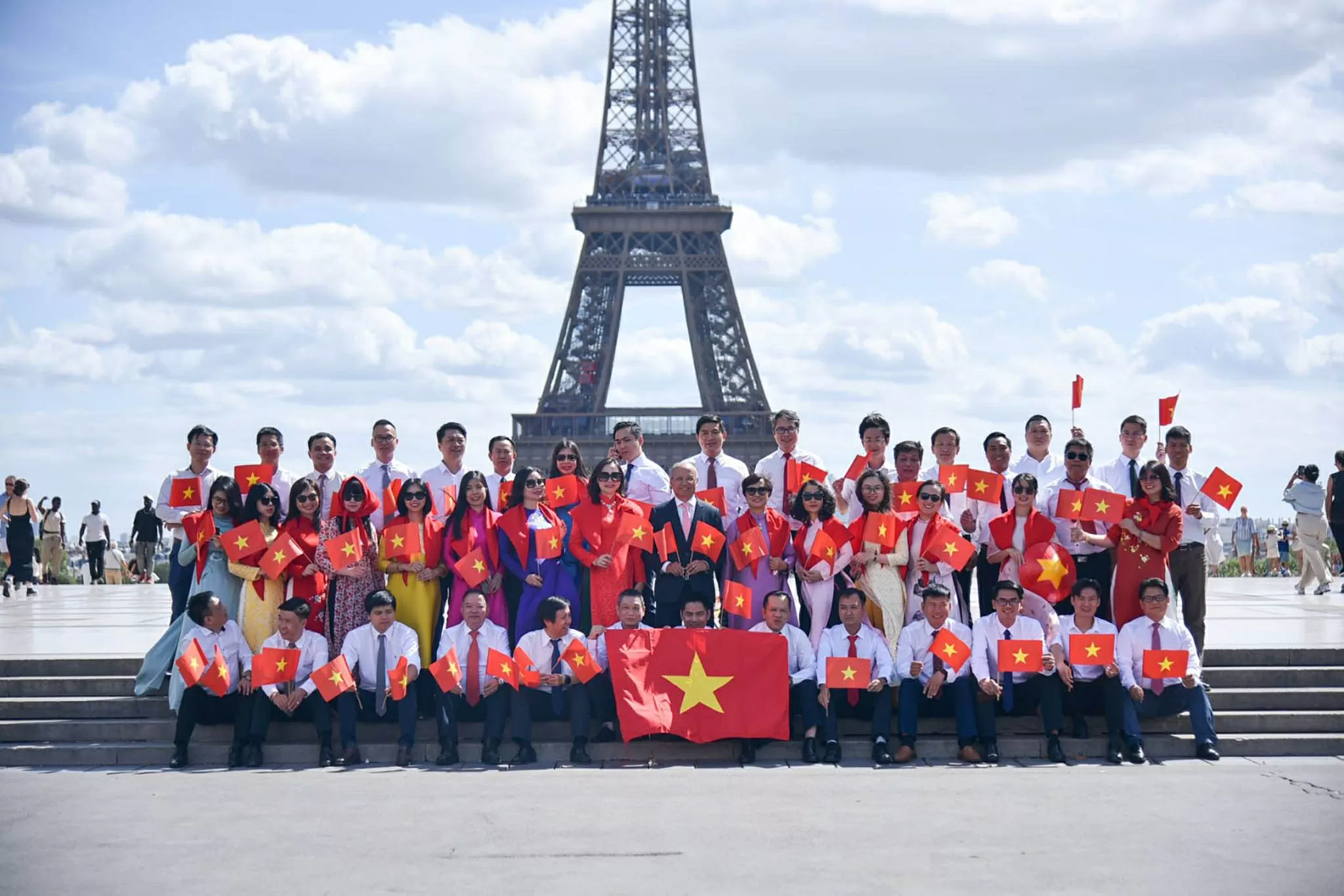 Đại sứ quán Việt Nam tại Pháp tổ chức buổi chụp ảnh tập thể.